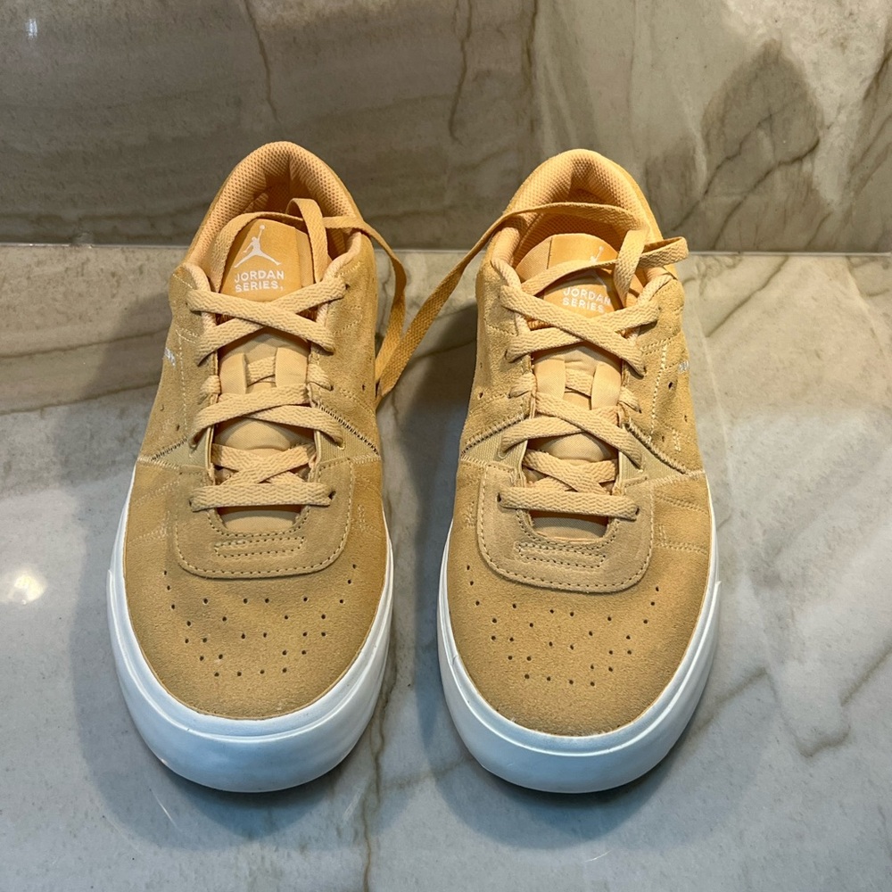 Jordan Series ES Men’s size 10 Tan Sneakers